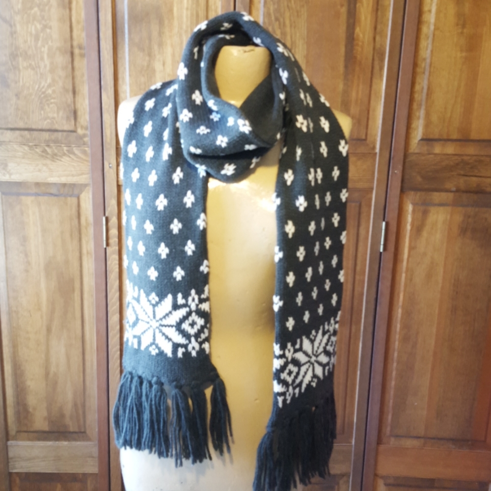 Aeropostle Gray Snowflake Knit Scarf